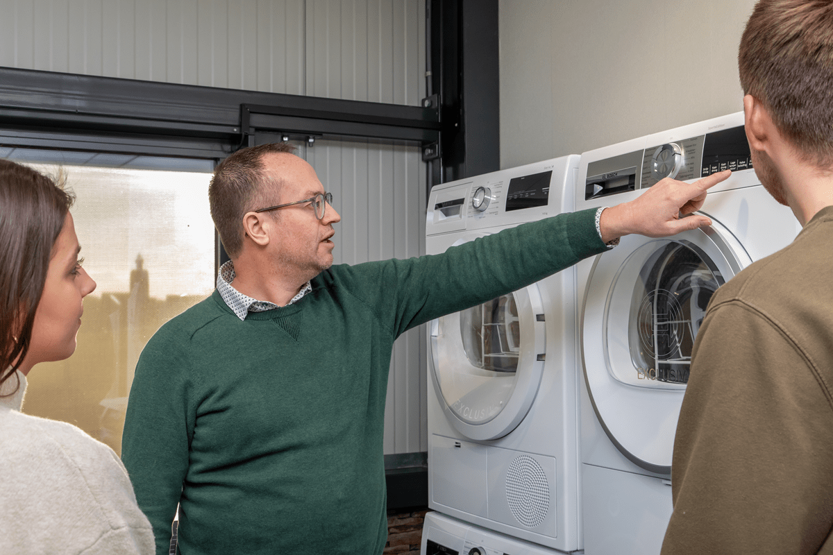 adviseur geeft informatie over witgoed apparaat voor in Vlissingen